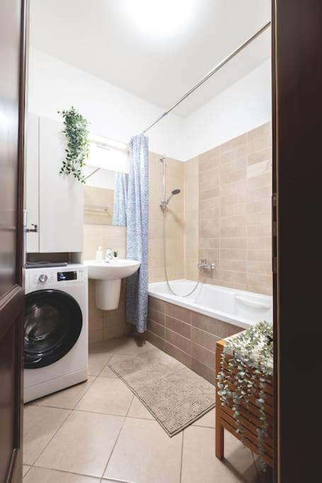 Apartament Bright Downtown Balcony Retreat Budapeszt Zewnętrze zdjęcie
