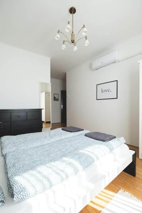 Apartament Bright Downtown Balcony Retreat Budapeszt Zewnętrze zdjęcie