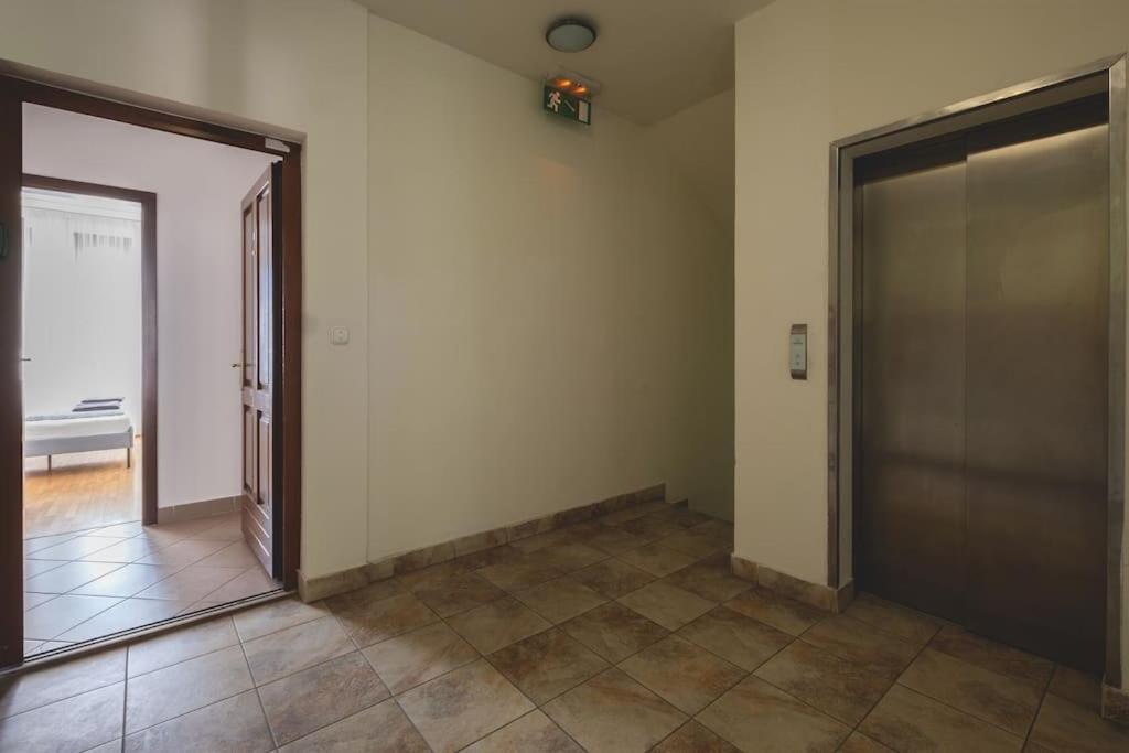 Apartament Bright Downtown Balcony Retreat Budapeszt Zewnętrze zdjęcie