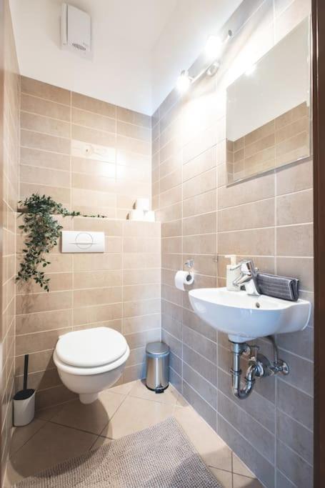 Apartament Bright Downtown Balcony Retreat Budapeszt Zewnętrze zdjęcie