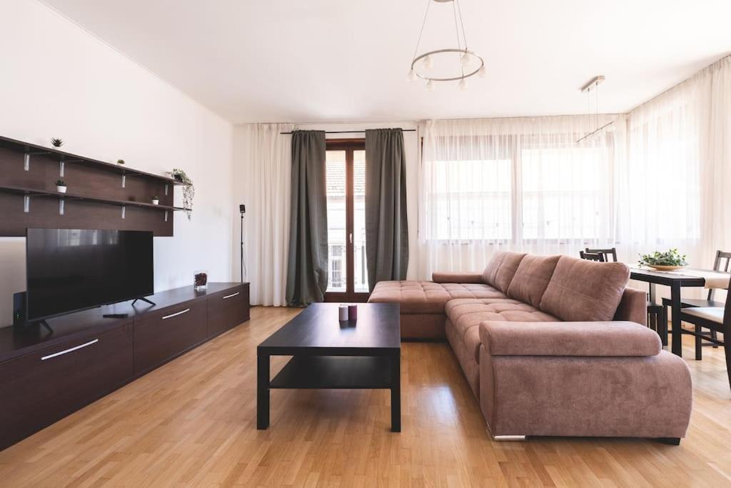 Apartament Bright Downtown Balcony Retreat Budapeszt Zewnętrze zdjęcie