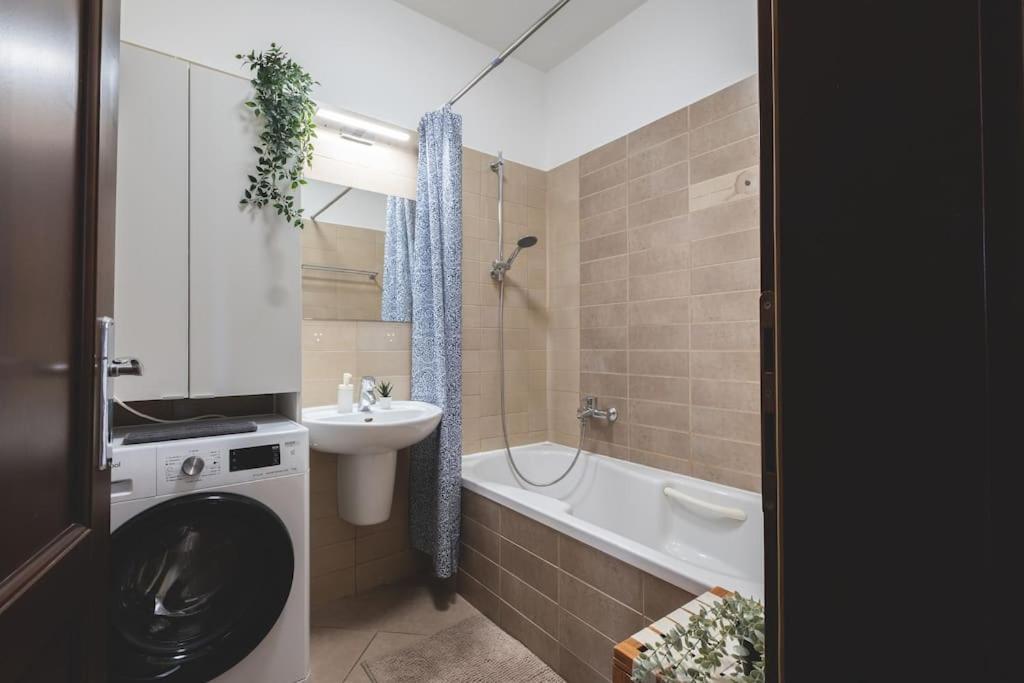Apartament Bright Downtown Balcony Retreat Budapeszt Zewnętrze zdjęcie